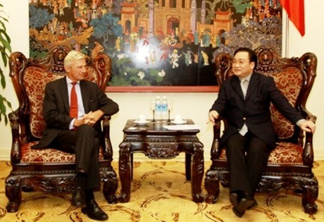 Vizepremierminister Hoang Trung Hai empfängt Staatssekretär des schwedischen Handelsministeriums - ảnh 1